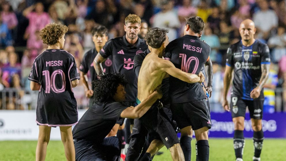 Messi desató la locura en Puerto Rico y los hinchas invadieron la cancha.