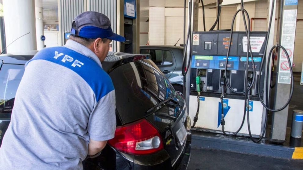 El Gobierno postergó parte del aumento de impuestos a los combustibles hasta abril.