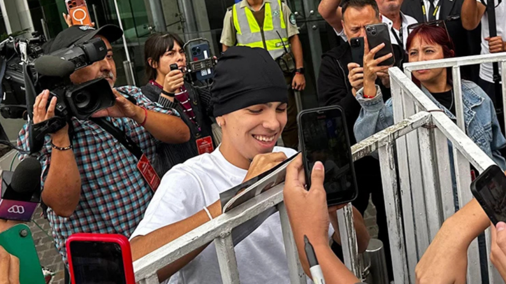 Milo J emocionó a sus fans en la puerta del hotel y esta noche brilla en la Quinta Vergara