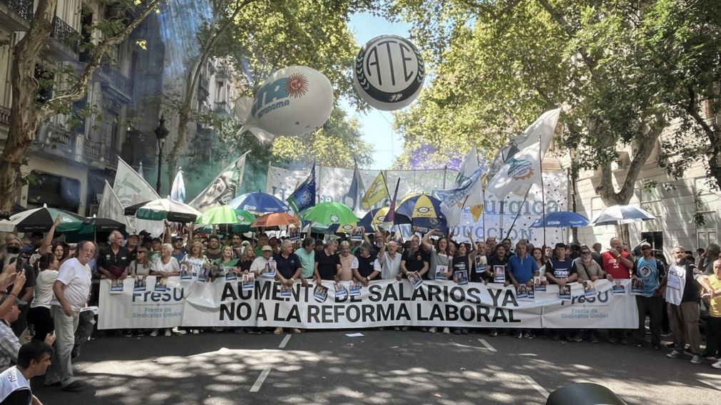 Masiva marcha del FRESU al Congreso contra la reforma laboral.