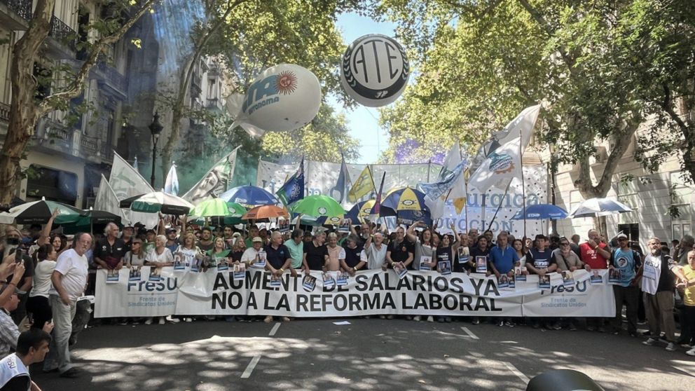 Masiva marcha del FRESU al Congreso contra la reforma laboral.

