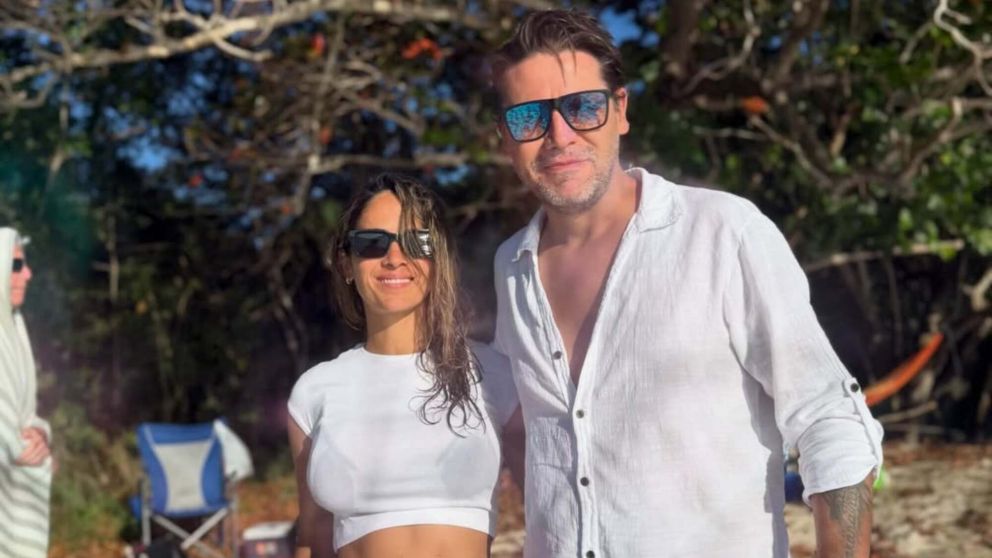 Emmanuel Danann disfruta de paradis�acas vacaciones con su pareja antes de integrarse a Cr�nica TV.