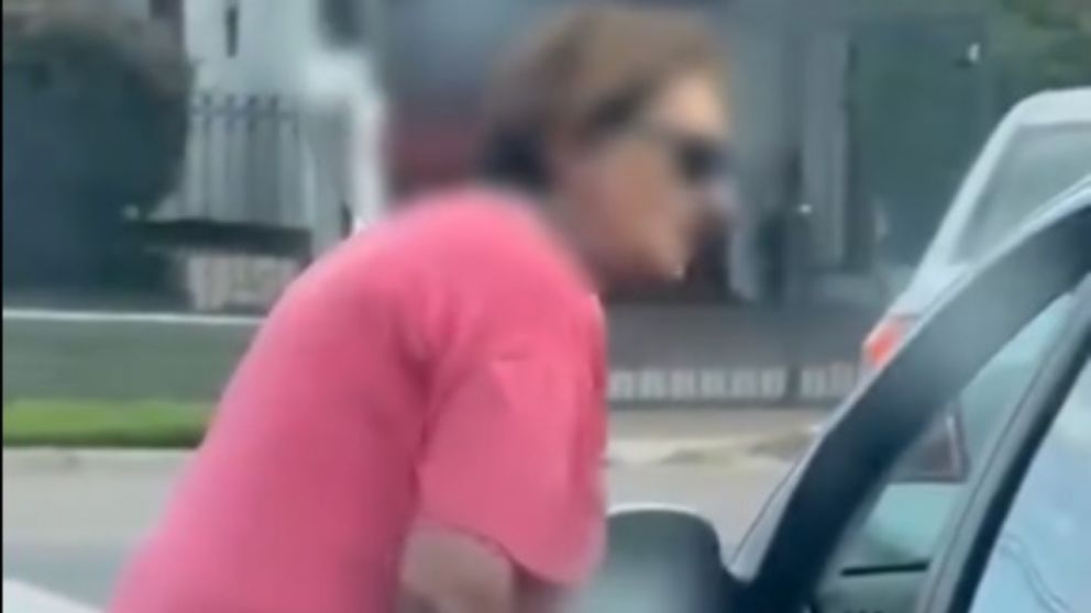 La agresora fue captada en video por una testigo.