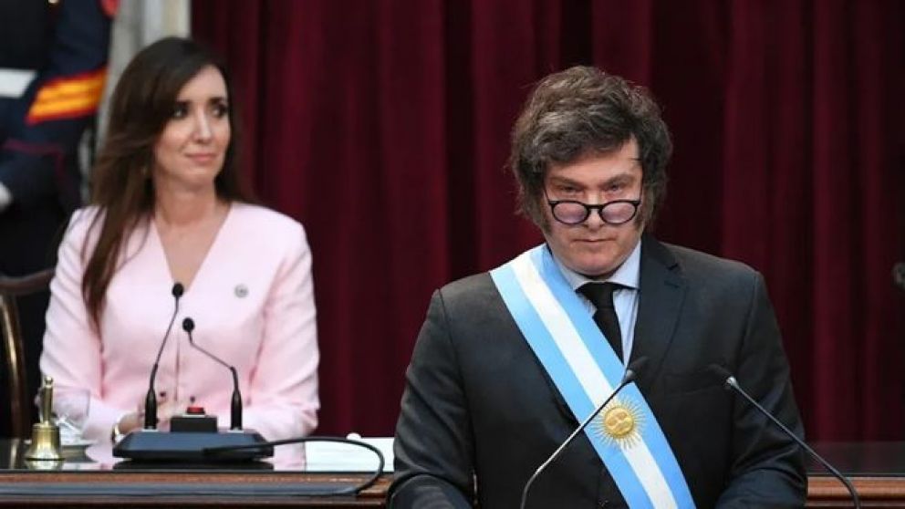 Javier Milei va al Tedeum con un gobierno revolucionado.