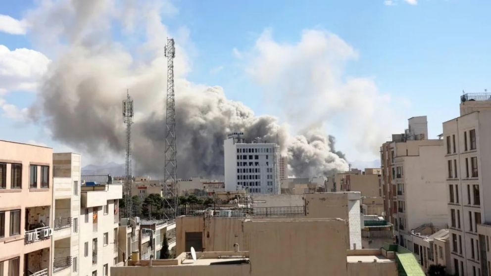 Israel bombardeó objetivos estratégicos en Teherán y asegura tener el control aéreo en la capital de Irán.