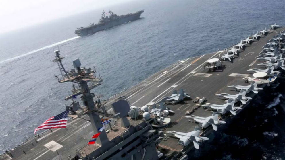 El portaaviones estadounidense Abraham Lincoln habría sido alcanzado por misiles iraníes (Gentileza El País).
