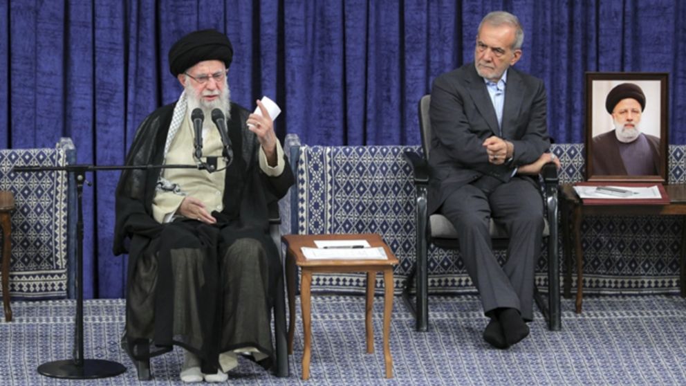 El presidente de Irán, Masud Pezeshkian, junto al ayatolá Alí Jamenei.