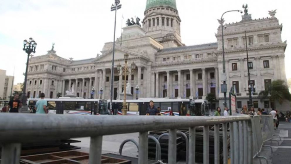 ¡Apertura de sesiones! Restricciones y cortes totales en la zona del Congreso por el discurso de Javier Milei.