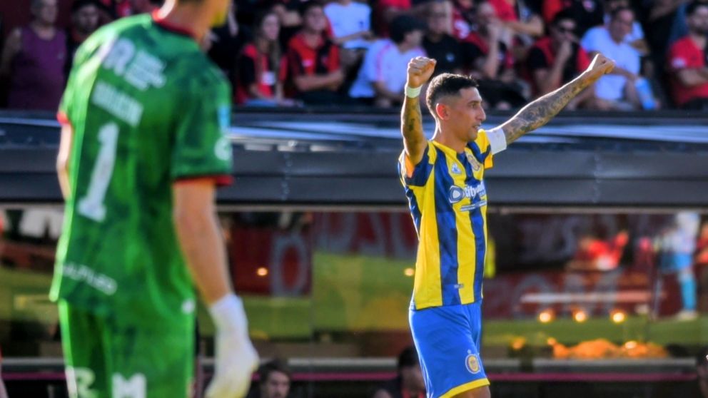 Ángel Di María levanta los brazos y festeja su gol. Central volvió a reírse de Newell's en su casa, como lo hace desde hace 17 años.