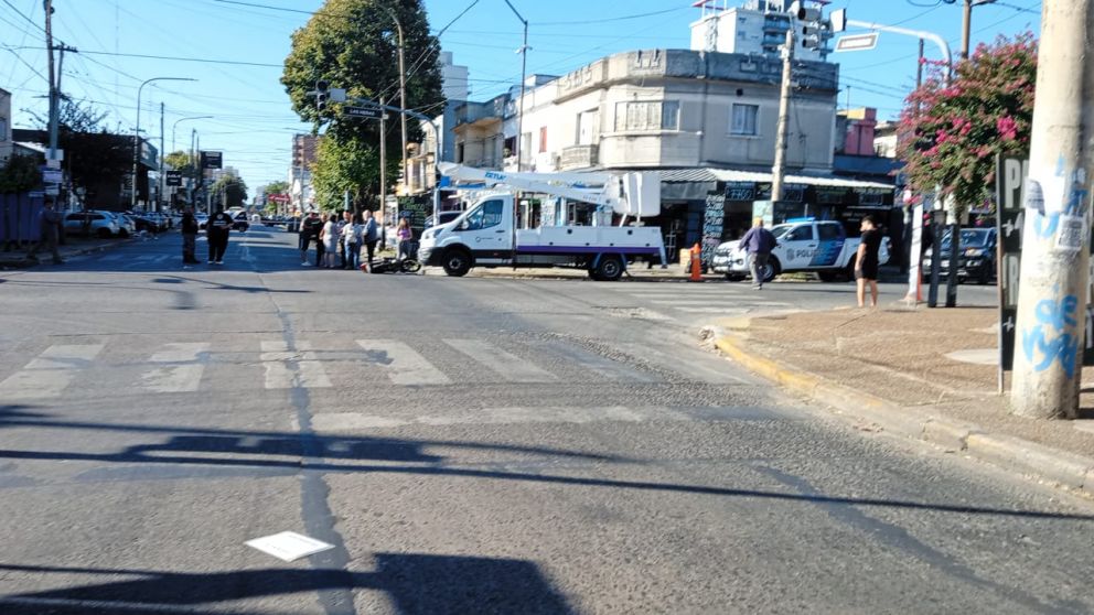 Una motociclista herida tras chocar con un auto en el límite entre Quilmes y Bernal