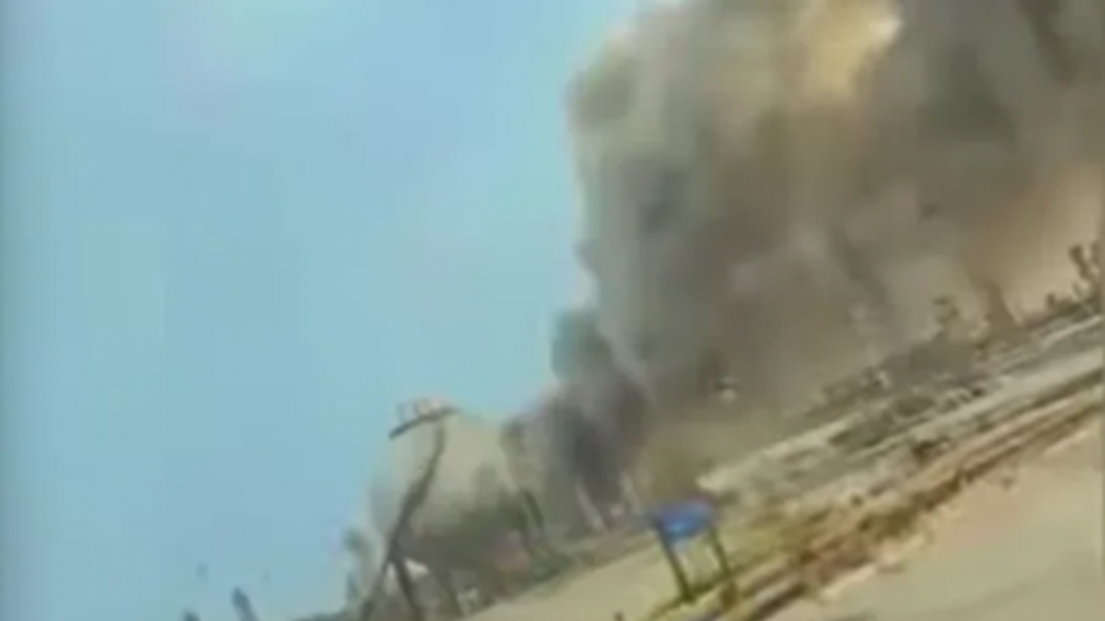Irán bombardeó una refinería de la mayor petrolera del mundo en Arabia Saudita