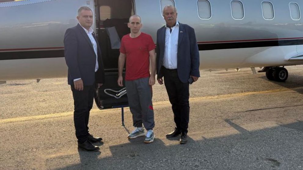 Nahuel Gallo, junto a dos dirigentes de la AFA, antes de emprender el vuelo de regreso a la Argentina.
