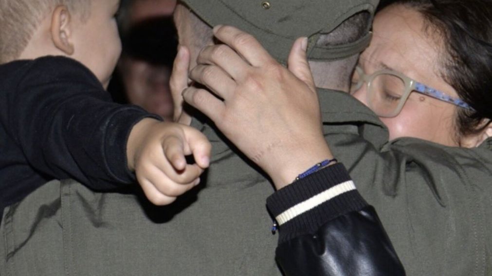 El abrazo entre Nahuel Gallo y su esposa tras la liberación del gendarme.