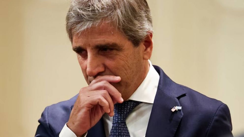 Luis Caputo anticipó que la inflación de febrero será menor a la de enero, ratificó el esquema del dólar y habló de un "shock" por Medio Oriente