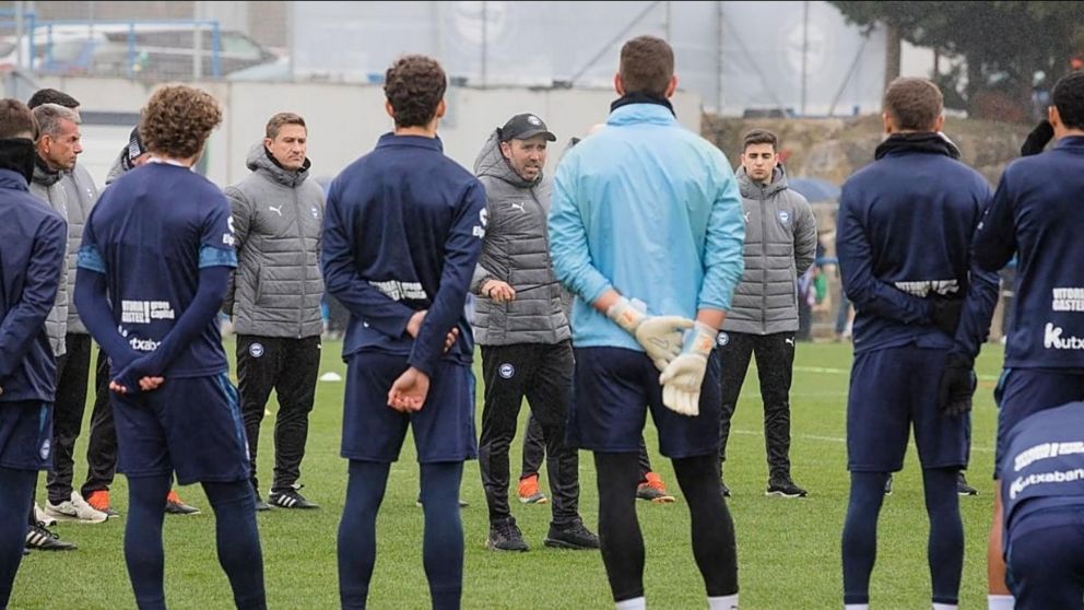 Eduardo Coudet se despidi� de los jugadores de Deportivo Alav�s.