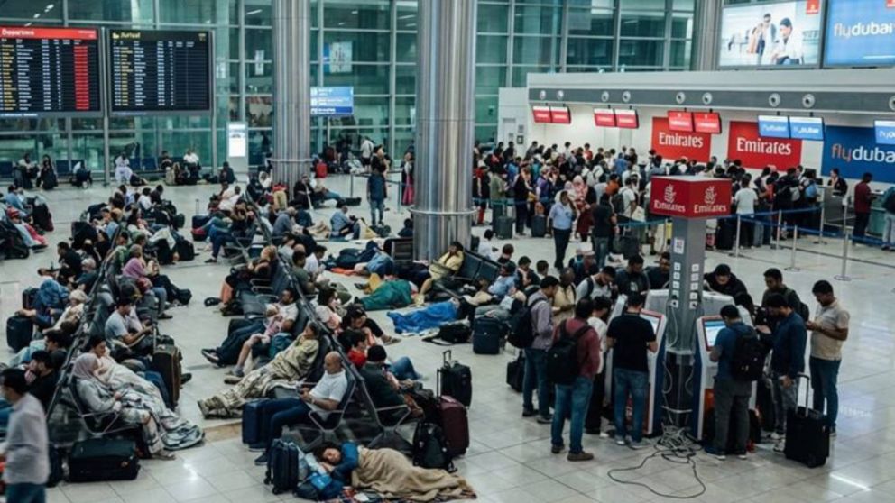 Por el cierre de aeropuertos en Medio Oriente hay miles de viajeros varados.