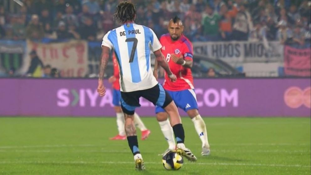 Los mediocampistas se sacaron chispas en el �ltimo cruce entre la Selecci�n Argentina y Chile. Y all� naci� la bronca del Rey Arturo. 