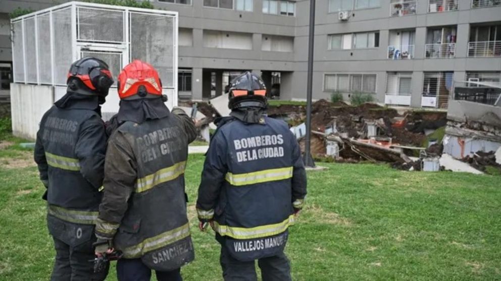 Personal de Bomberos realiza los peritajes correspondientes para saber porqué se produjo el derrumbe en Parque Patricios (GCBA).