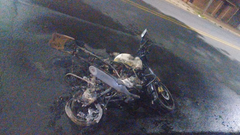 Impactante choque y fuego en plena madrugada: una moto quedó reducida a cenizas en Quilmes Oeste