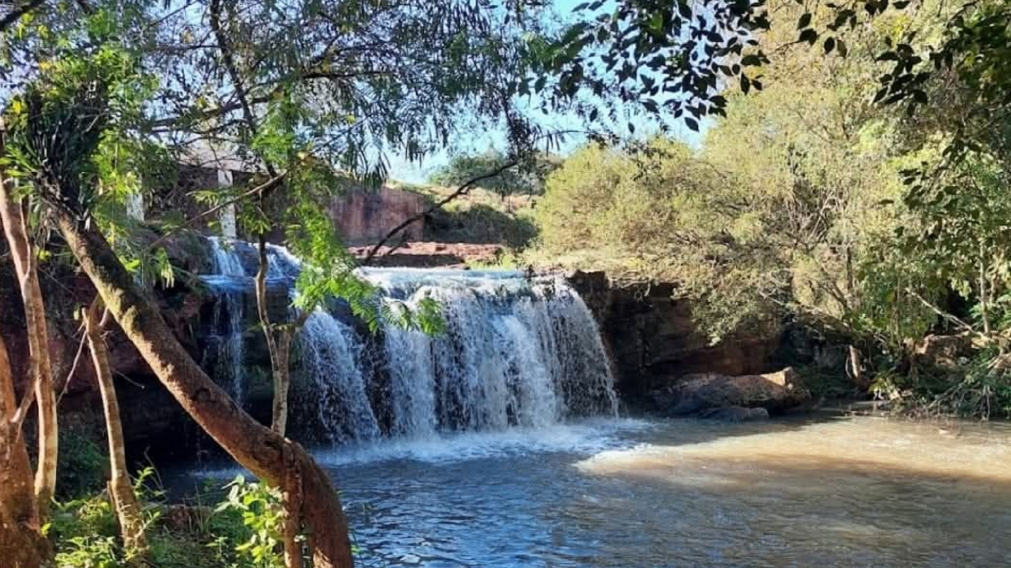 Un salto de agua rodeado de verde intenso se convierte en el plan ideal para una escapada al aire libre.