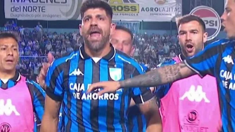 El "Loco" Díaz volvió a pelearse con los hinchas del "Decano".