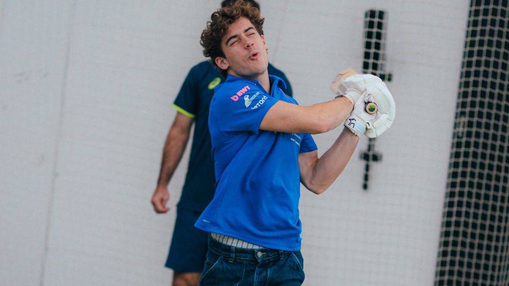 Colapinto se divirtió aprendiendo un nuevo deporte en Australia.