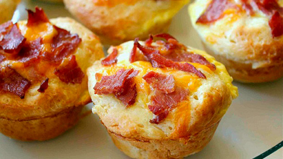 Pequeños, dorados y súper húmedos: estos muffins salados son perfectos para compartir.