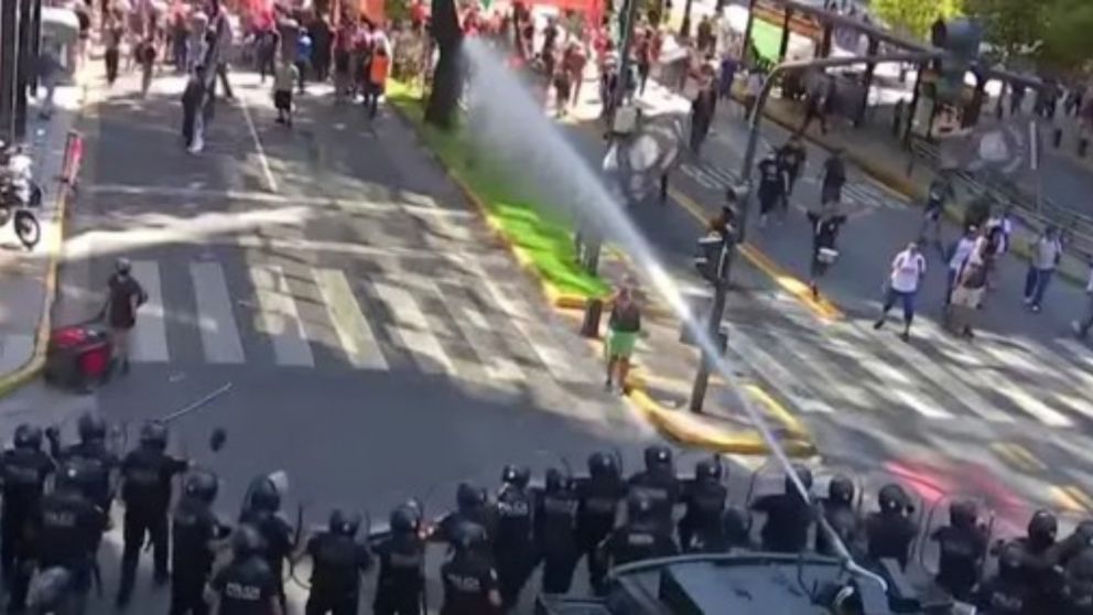 Violentos incidentes en la puerta de la Secretaría de Trabajo entre policías y trabajadores despedidos de FATE (X).
