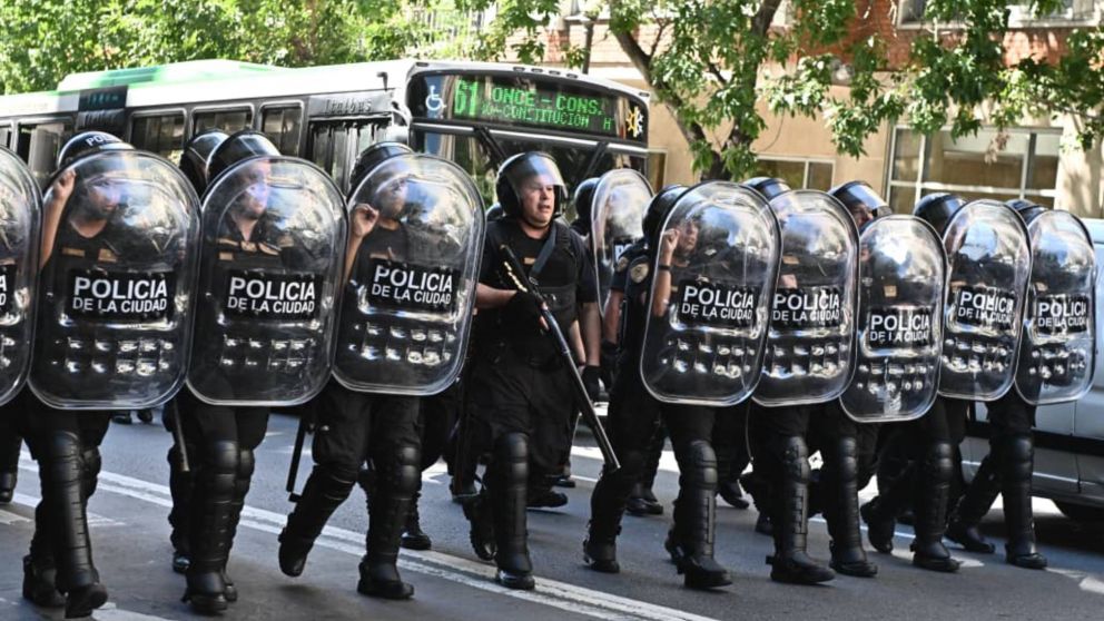 Marcha por FATE: comunicado del Ministerio de Capital Humano report� incidentes y disturbios.