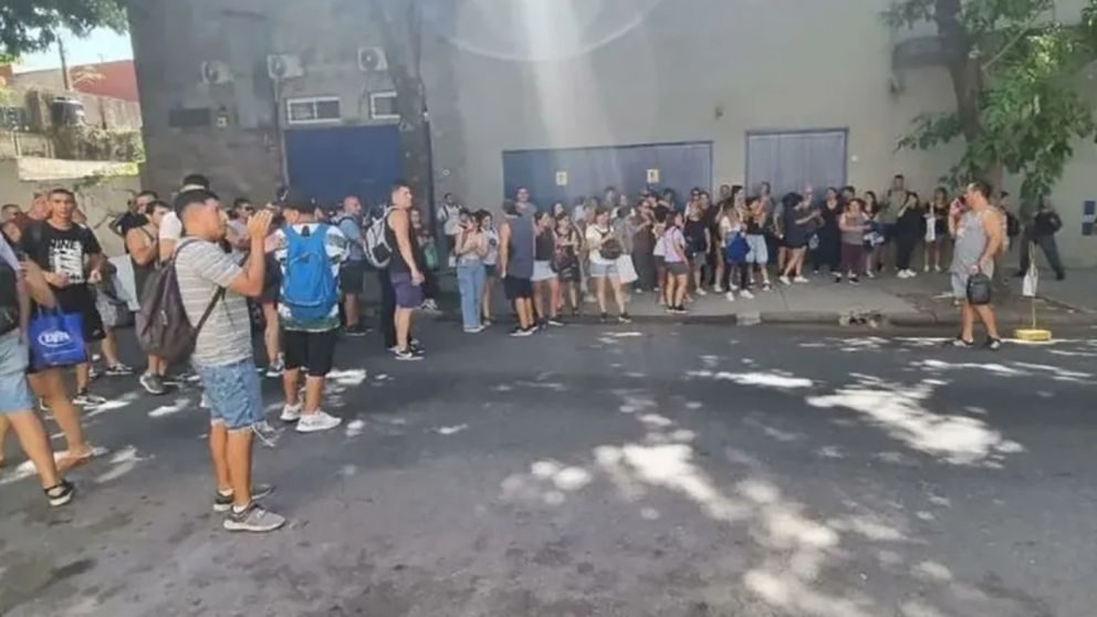 La f�brica textil de Cocot y Dufour anunci� el cierre definitivo y despidi� a sus �ltimos 140 trabajadores.