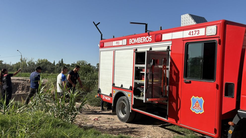 Aferrada a yuyos y matorrales, fue salvada de morir ahogada tras caer al canal "Cacique Guaymall�n" 