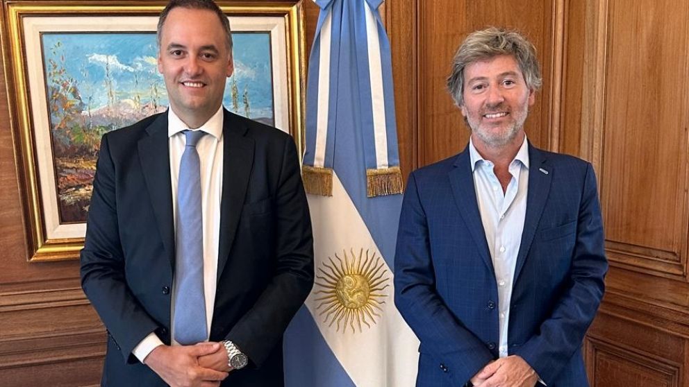 Manuel Adorni y Juan Bautista Mahiques en la Casa Rosada.