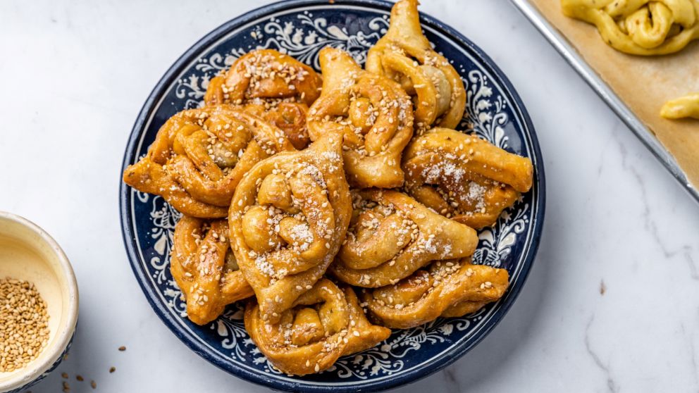 Cómo preparar "chebakia", el dulce más famoso de Marruecos.