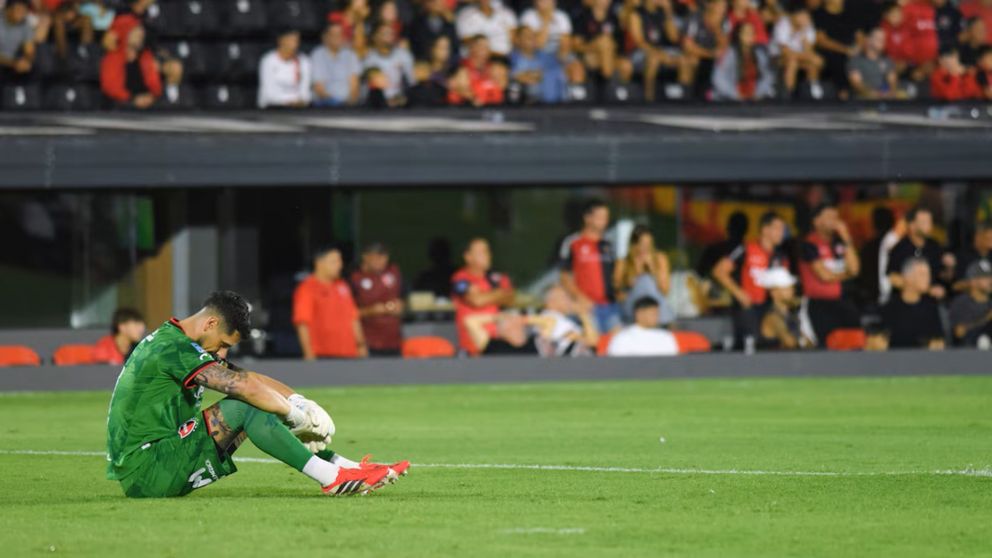 Tras la lesión de Gabriel Arias, un ex arquero de Boca fue ofrecido a Newells