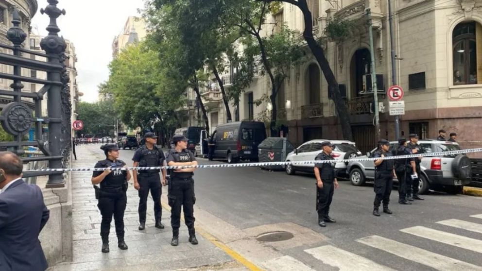 La Polic�a acordon� la zona del Congreso Nacional por el objeto sospechoso (X).