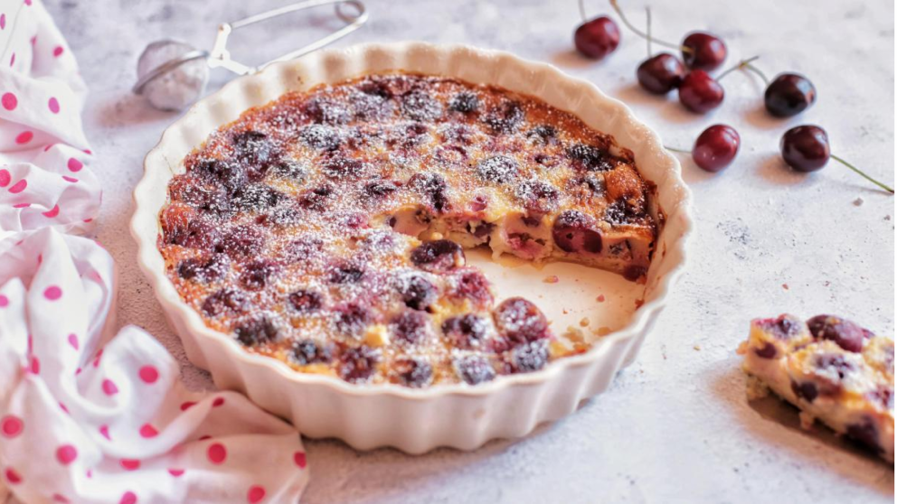 Receta de "Clafoutis de Cerezas", la torta francesa que se hace en minutos y se derrite en la boca