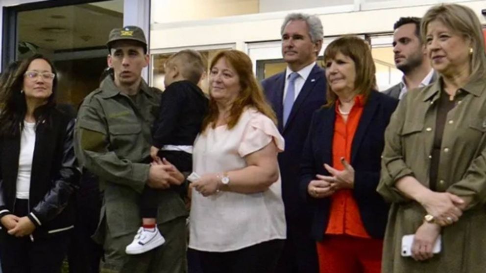 Patricia Bullrich recibe a Nahuel Gallo en el Senado.