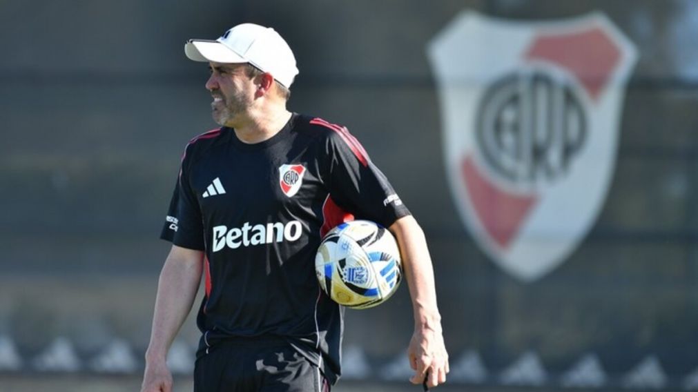 El DT del Millonario define el equipo titular para enfrentar al Globo.