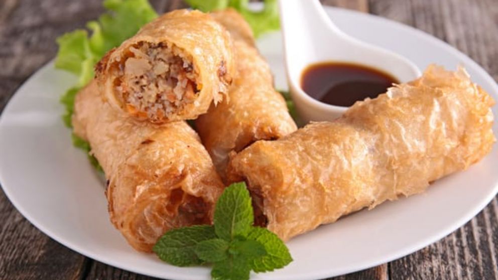 Cómo preparar unos rollitos vietnamitas de arroz que son un manjar para el paladar.