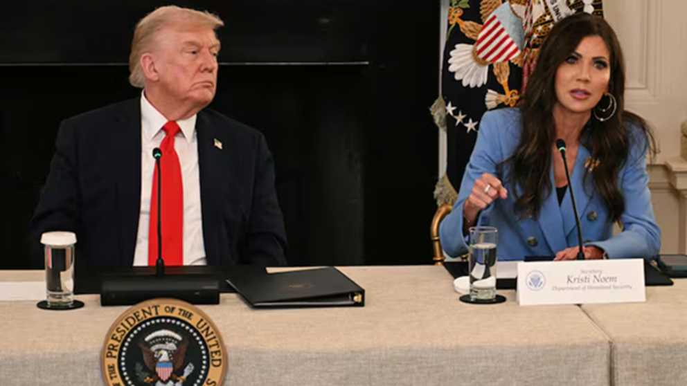 Donald Trump despidió a Kristi Noem, la "caza inmigrantes" a cargo de los operativos de ICE.