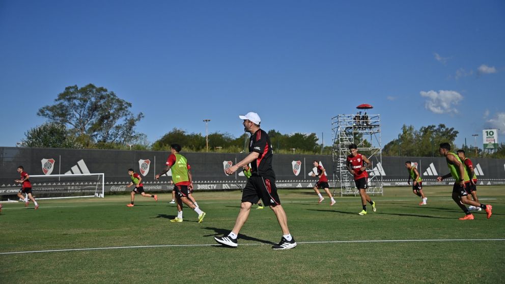 Chacho ya se puso la pilcha de DT de River y trabaja fuerte para llegar en condiciones al partido con Huracán.