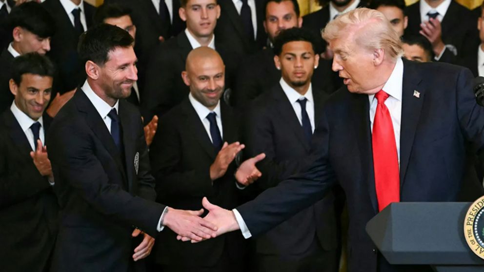 El saludo entre Lionel Messi y Donald Trump, ante la mirada atenta de Javier Mascherano.