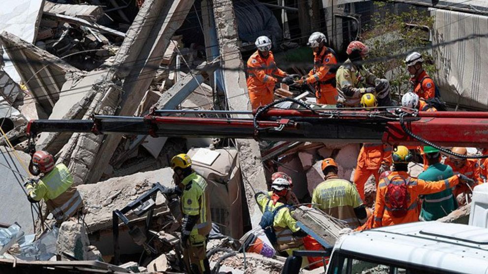 Los rescatistas trabajaron para buscar cuerpos y sobrevivientes tras el derrumbe de un geriátrico en Brasil (X).
