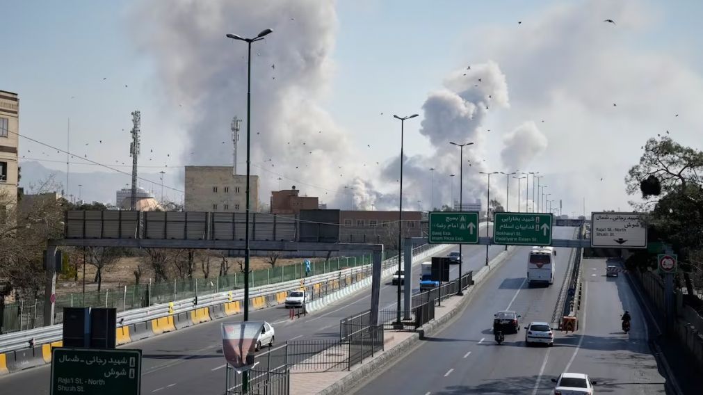 Columnas de humo en Teherán durante los ataques militares de Estados Unidos e Israel en Irán (Archivo/AP).