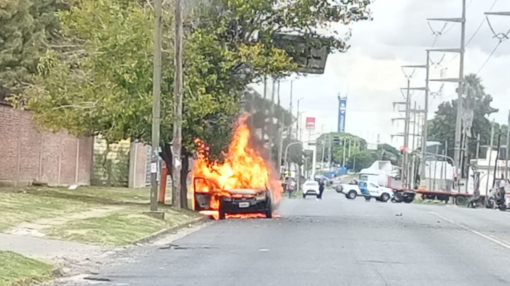 Auto en llamas y operativo de bomberos en Quilmes Oeste
