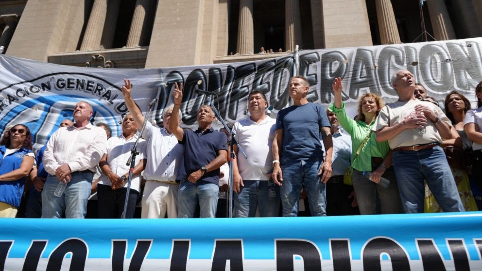 Los l�deres de la CGT encabezaron una protesta frente al Palacio de Tribunales el lunes �ltimo.