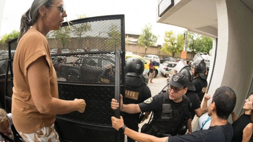 Derrumbe en Parque Patricios:tensi�n y empujones por damnificados que intentaron ingresar por la fuerza a uno de los edificios.