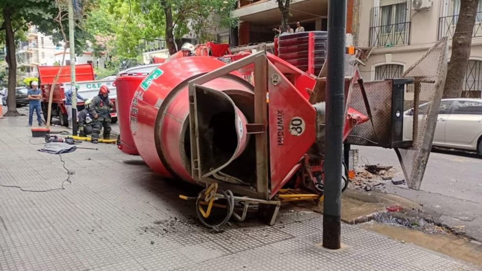 El conductor del camión quedó atrapado por unos minutos, pero logró ser rescatado sin heridas de consideración.
