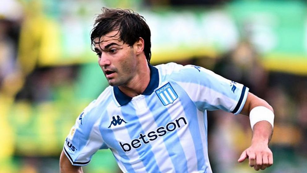 Santi Sosa busca obtener una mejora salarial pero la CD de Racing se la neg�. El futbolista tiene contrato vigente, el cual vence en 2028.