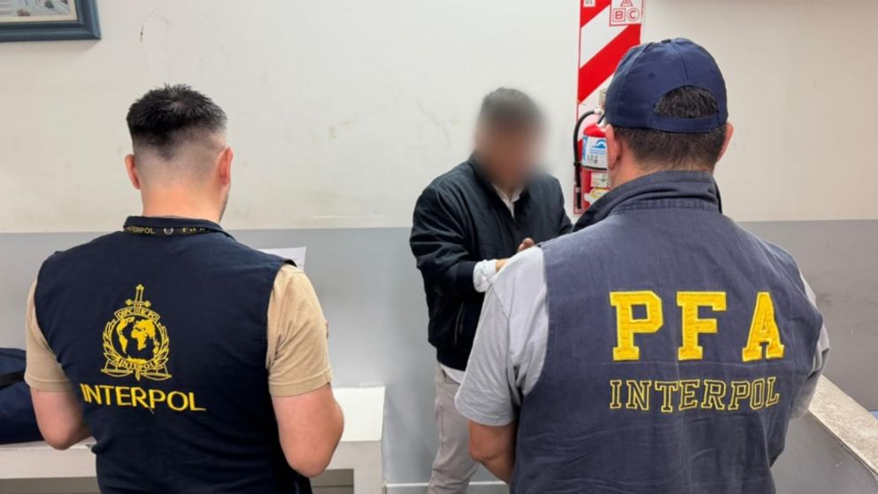 Extraditaron desde España a ladrón argentino: está acusado de realizar salideras bancarias en el conurbano
